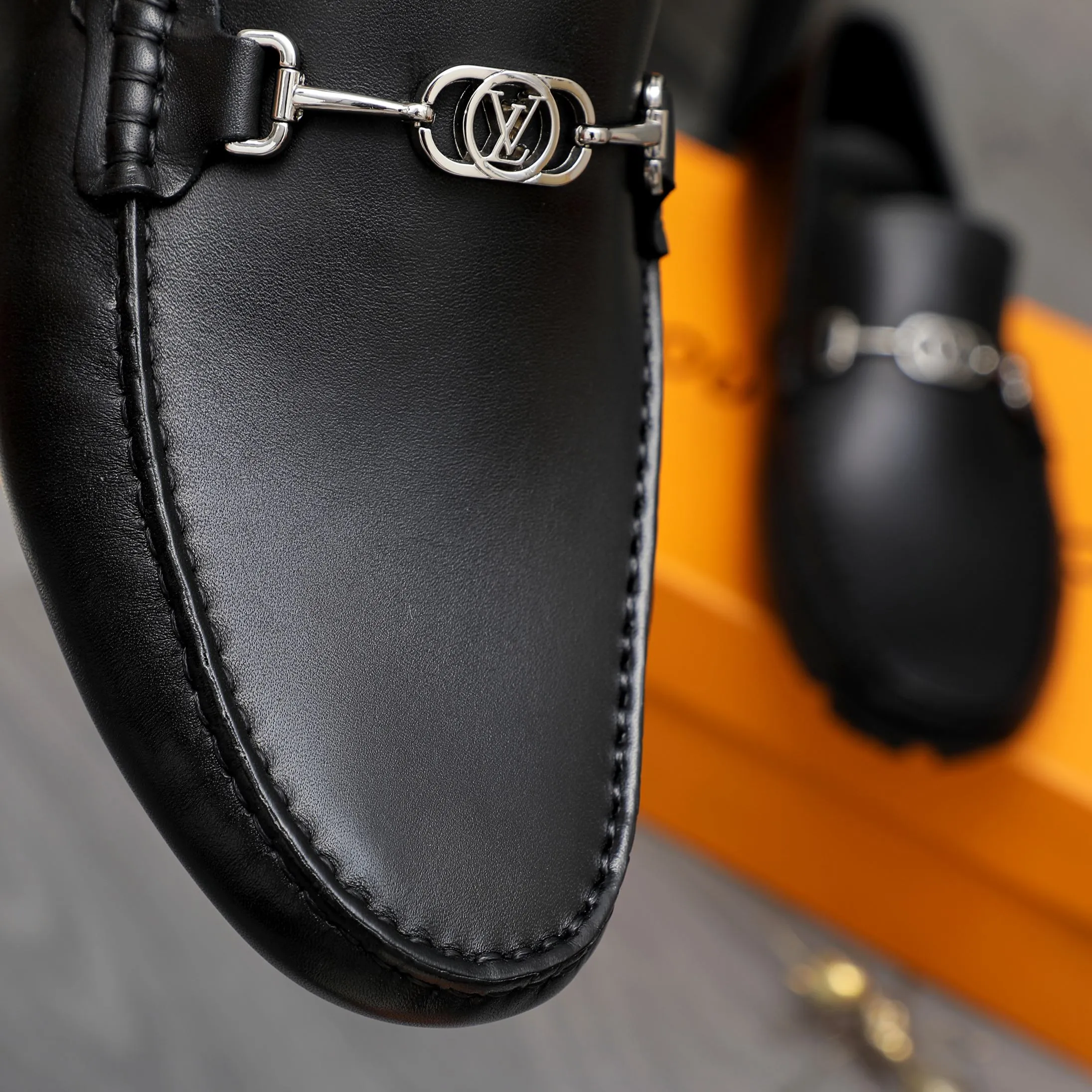 Men's shoes 💰400 Product trademark: LV "Louis Vuitton" casual slip-on shoes Regular size: 38-45 (45 is custom-made and non-returnable) Product materials: Selected high-quality cowhide upper, pigskin lining, original non-slip outsole